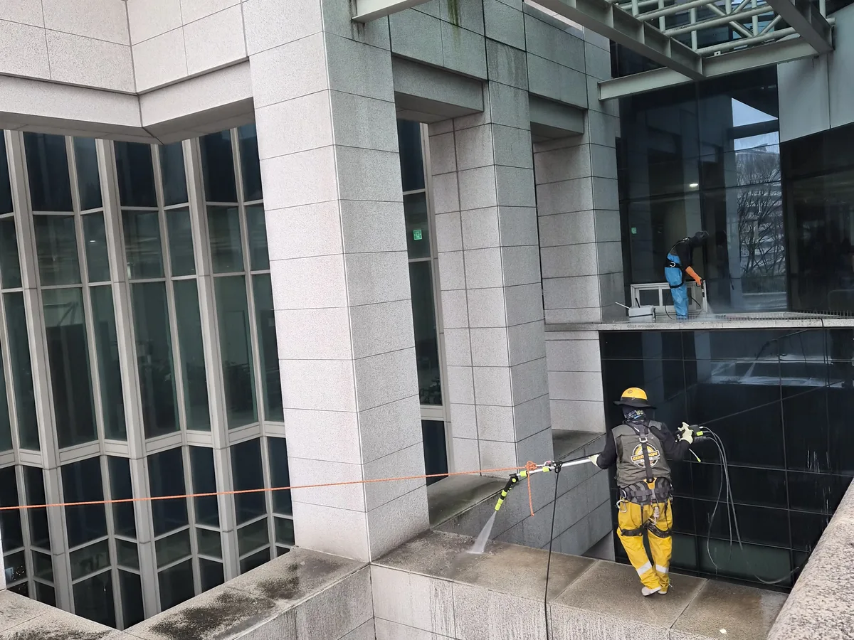 노원구 월계동 상가건물 옥상 파라펫 장비 주변 정밀 위생청소 사례 - 행진크린